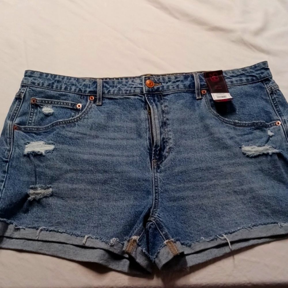 NWT NO BOUNDARIES Shorts, size 21